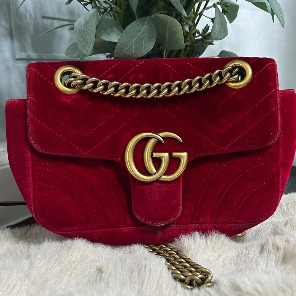 Gucci Red Velvet Shoulder Bag with Gold Chain - Picture 16 of 16